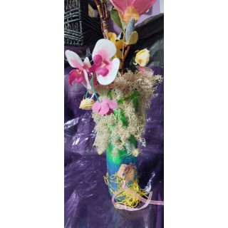 Decoration florale en fleurs artificielles sur support verre recycle