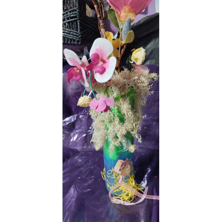 Decoration florale en fleurs artificielles sur support verre recycle