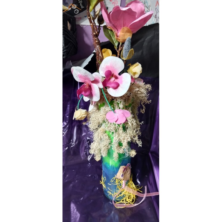 Decoration florale en fleurs artificielles sur support verre recycle