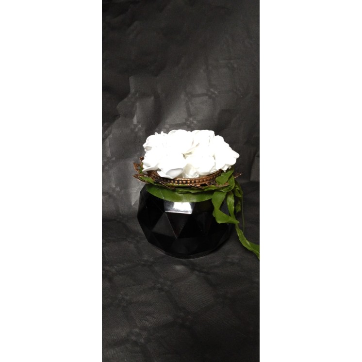 Decration florale fleurs artificielles sur ceramique noire avec fleurs blanches