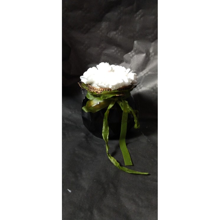 Decration florale fleurs artificielles sur ceramique noire avec fleurs blanches