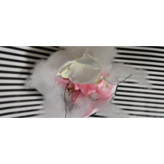 fleurs artificielles rose et blanche sur coupe noir
