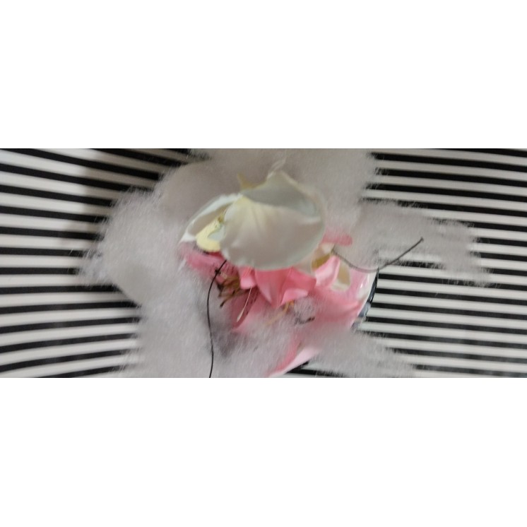 fleurs artificielles rose et blanche sur coupe noir