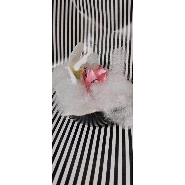fleurs artificielles rose et blanche sur coupe noir