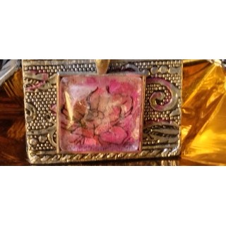 Bijou artisanale en forme de pendentif couleur rose design contemporain