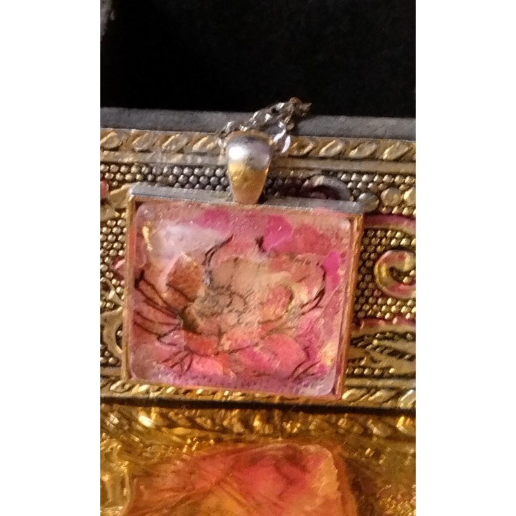 Bijou artisanale en forme de pendentif couleur rose design contemporain